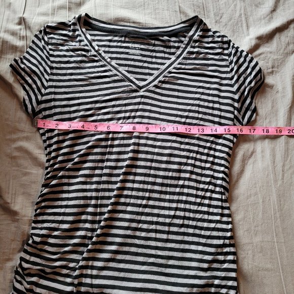 Medium Liz Lange Maternity Striped V-Neck Side-Ruched Tee - Picture 5 of 7